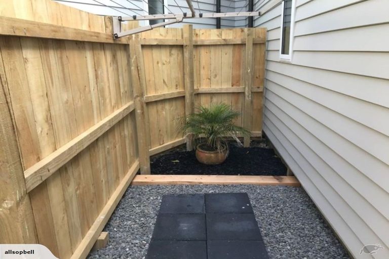 Photo of property in 3/30 John Jennings Drive, Oteha, Auckland, 0632