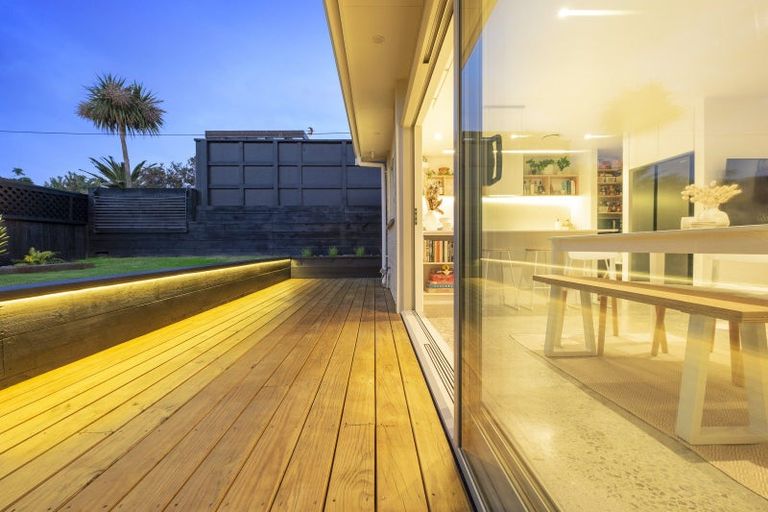 Photo of property in 2/19 Burnham Street, Seatoun, Wellington, 6022