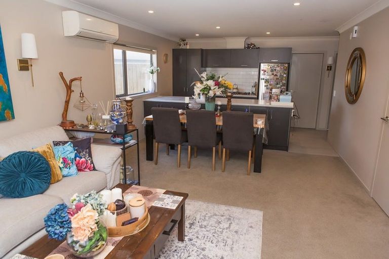 Photo of property in 8 Brindle Way, Newlands, Wellington, 6037