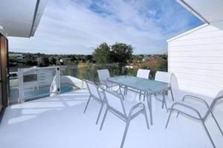 Photo of property in 9 Wilmington Place, Forrest Hill, Auckland, 0620