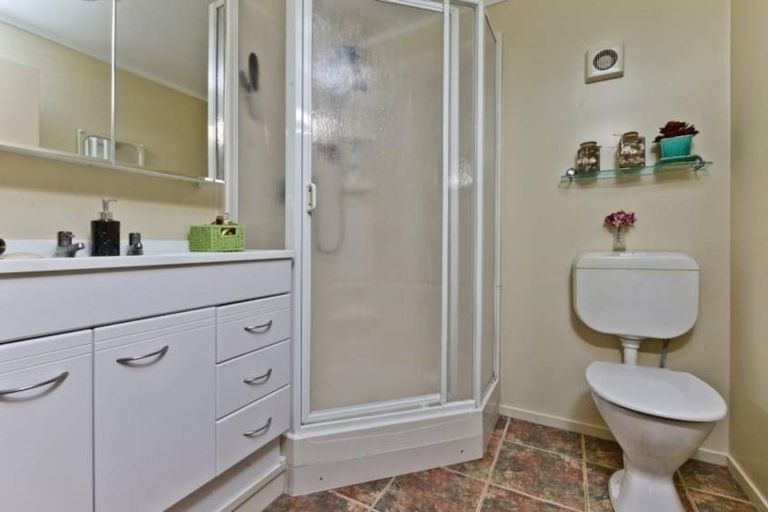 Photo of property in 65 Pupuke Road, Birkenhead, Auckland, 0627