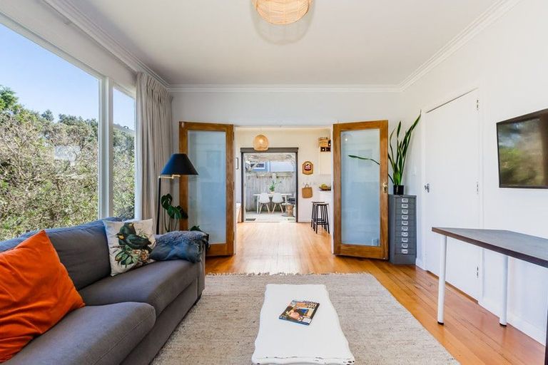 Photo of property in 131 Renown Road, Raumati South, Paraparaumu, 5032