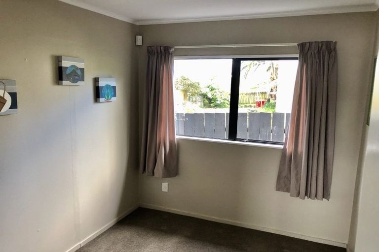 Photo of property in 1/6 Peterhouse Place, West Harbour, Auckland, 0618