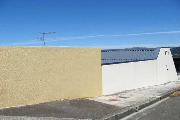 Photo of property in 10 Shalimar Crescent, Khandallah, Wellington, 6035