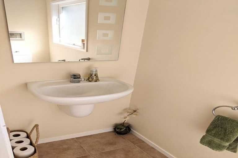 Photo of property in 90 Exmouth Road, Northcote, Auckland, 0627