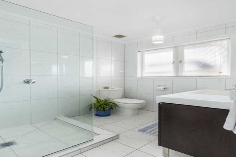 Photo of property in 73 Pupuke Road, Northcote, Auckland, 0627