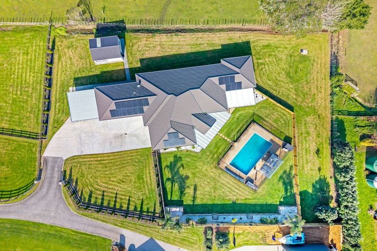 Photo of property in 8 Meadowview Close, Waiuku, 2123