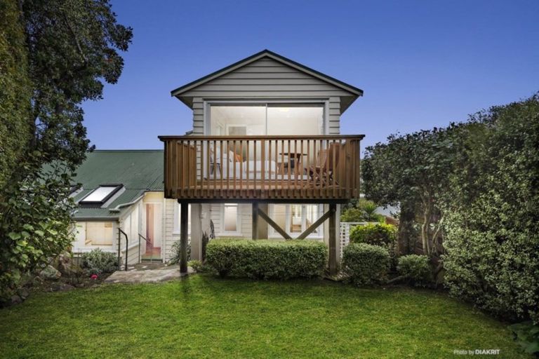 Photo of property in 92 Nevay Road, Karaka Bays, Wellington, 6022