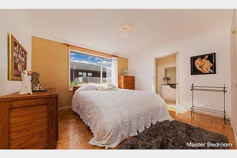 Photo of property in 31 Roy Maloney Drive, Henderson, Auckland, 0612
