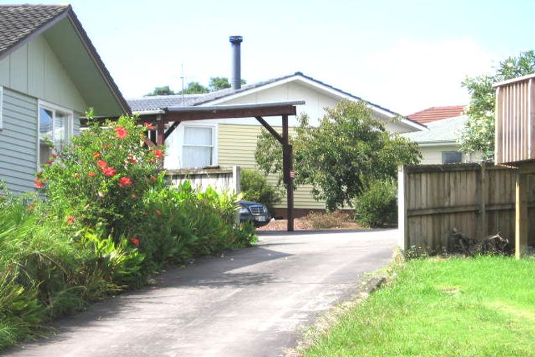 Photo of property in 25 Barnfield Place, Glendene, Auckland, 0602
