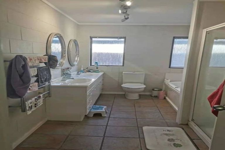 Photo of property in 23 Puketea Street, Blockhouse Bay, Auckland, 0600