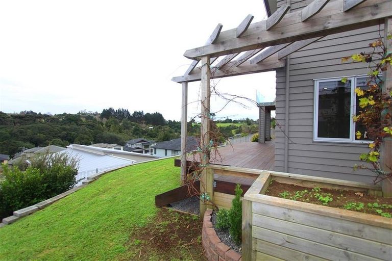 Photo of property in 8 Henriette Place, The Gardens, Auckland, 2105