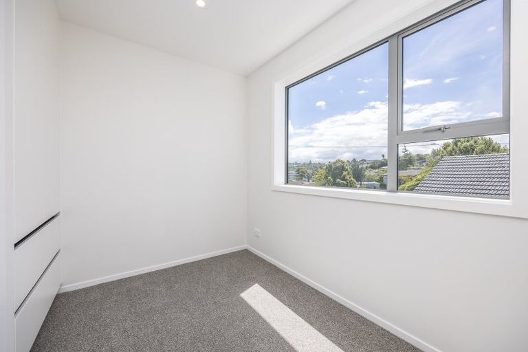 Photo of property in 3/94 Target Road, Totara Vale, Auckland, 0629