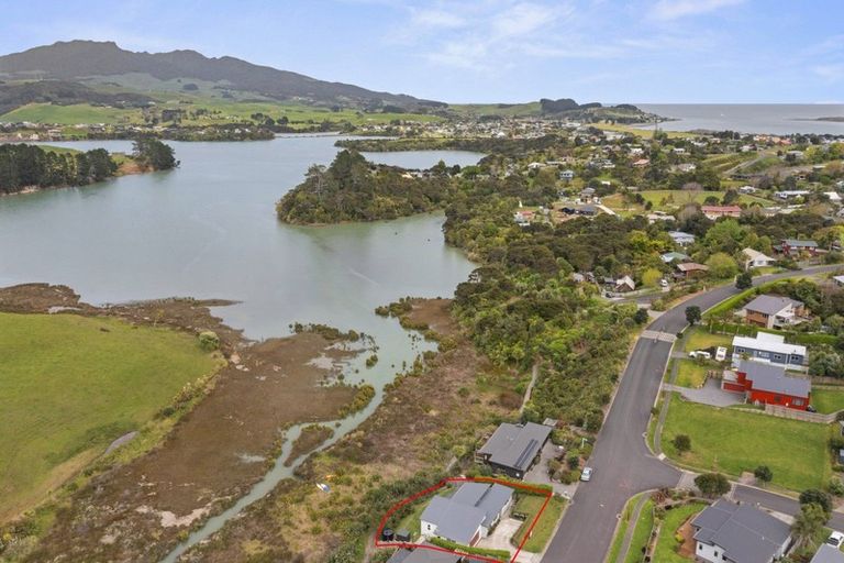 Photo of property in 19 Robertson Street, Raglan, 3225