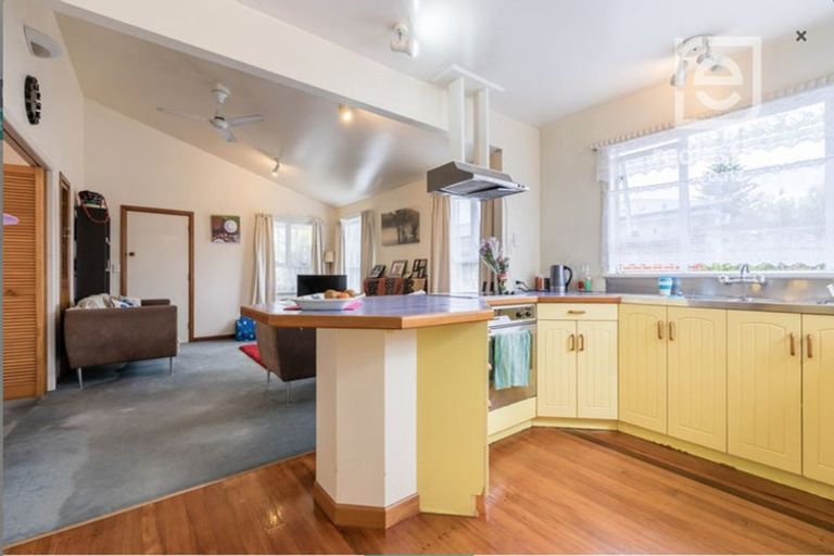 Photo of property in 26 Yeovil Road, Te Atatu Peninsula, Auckland, 0610