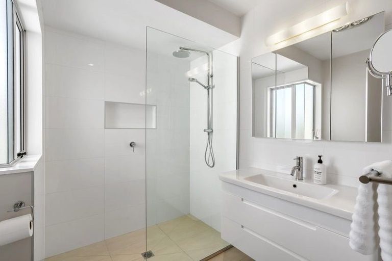 Photo of property in 2/132 East Coast Road, Forrest Hill, Auckland, 0620