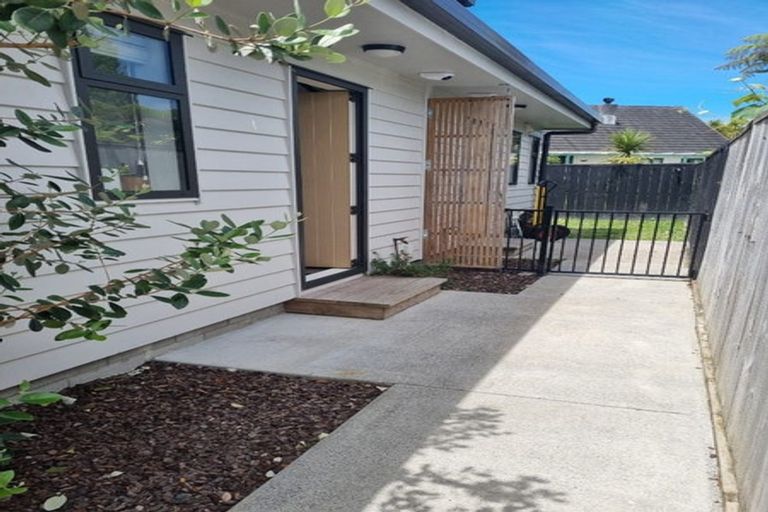 Photo of property in 4d Wattle Road, Sunnyvale, Auckland, 0612