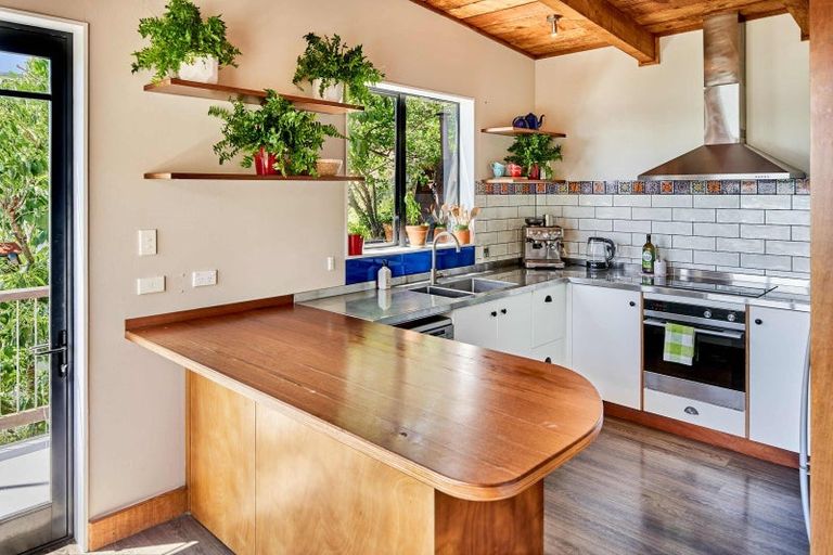 Photo of property in 82 Paremata Road, Paremata, Porirua, 5024