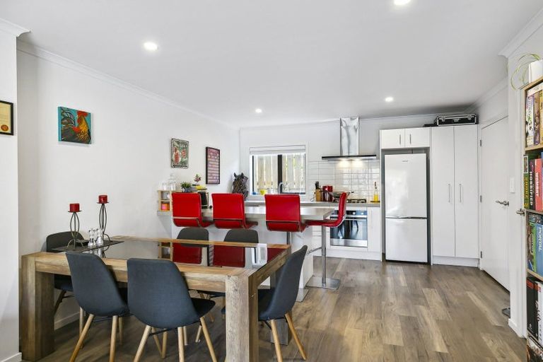 Photo of property in 6/9 Surrey Street, Tawa, Wellington, 5028