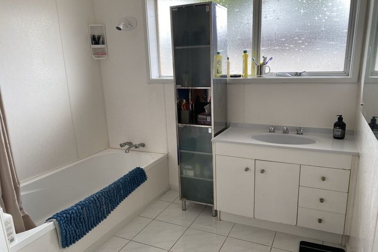 Photo of property in 1/114 Te Atatu Road, Te Atatu South, Auckland, 0610