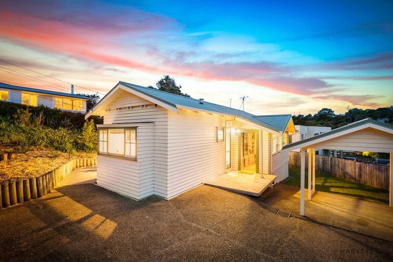 Photo of property in 16 Harrybrook Road, Green Bay, Auckland, 0604