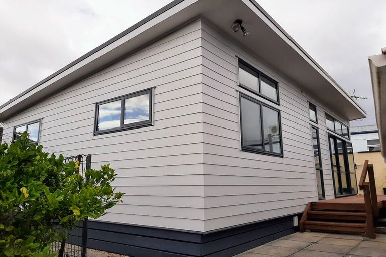 Photo of property in 39 Divich Avenue, Te Atatu South, Auckland, 0610