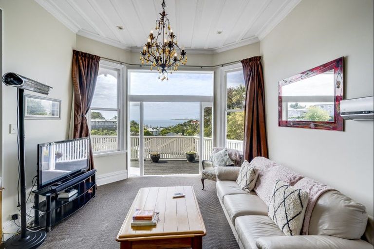 Photo of property in 4 Fitzroy Road, Bluff Hill, Napier, 4110