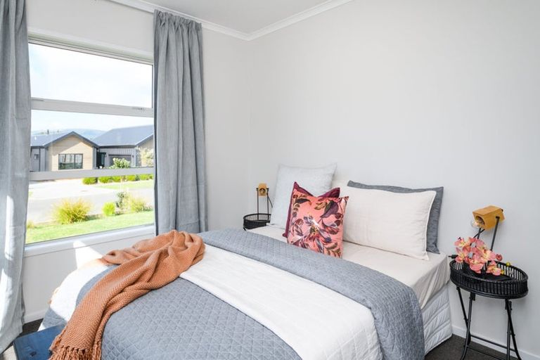 Photo of property in 15 Coutts Way, Fitzherbert, Palmerston North, 4410