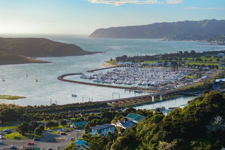 Photo of property in 22a Kahu Road, Paremata, Porirua, 5024