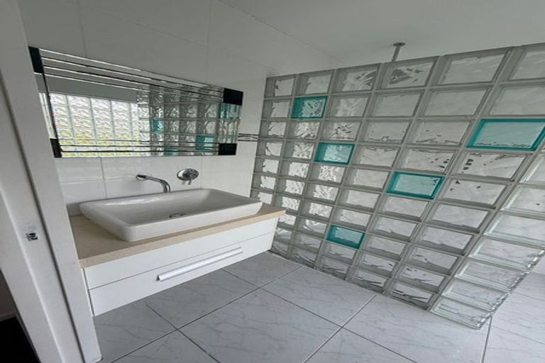 Photo of property in 19a Sunnyside Road, Sunnyvale, Auckland, 0612