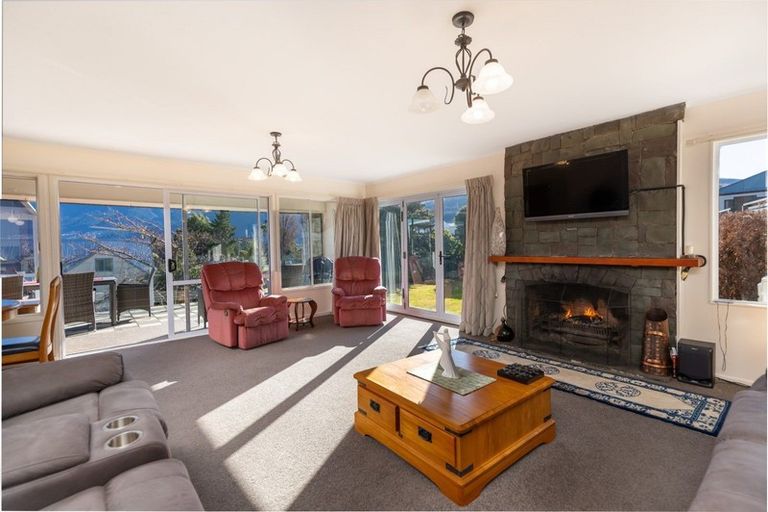 Photo of property in 11 Poplar Drive, Kelvin Heights, Queenstown, 9300