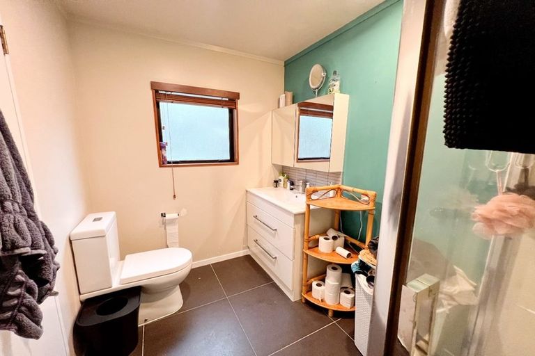 Photo of property in 4 Oystergrove Road, West Harbour, Auckland, 0618