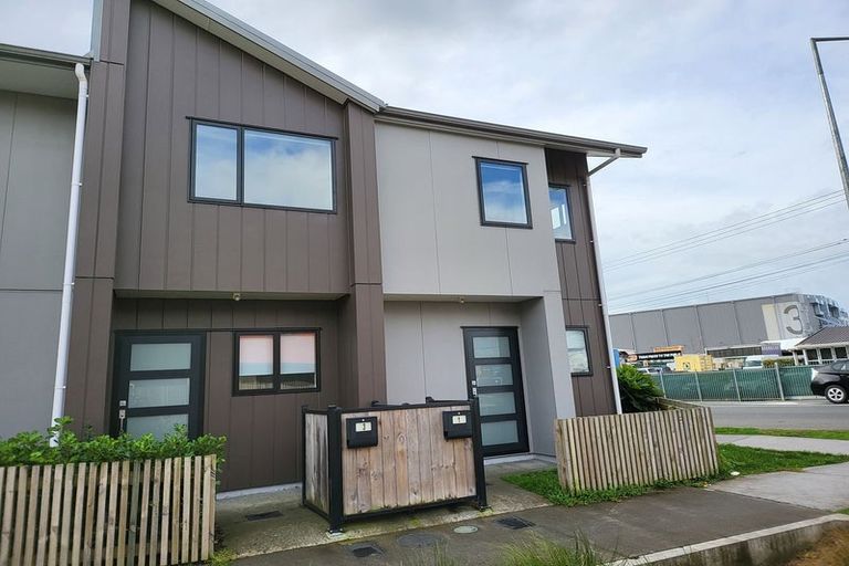 Photo of property in 1 Eileen Newey Place, Henderson, Auckland, 0612