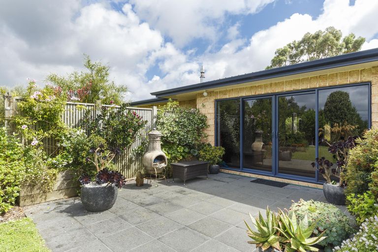 Photo of property in 57 Waicola Drive, Fitzherbert, Palmerston North, 4471