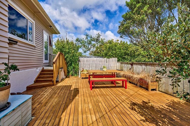 Photo of property in 35 Lincoln Avenue, Tawa, Wellington, 5028