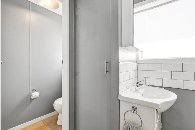 Photo of property in 12 Middlesex Place, Northland, Wellington, 6012