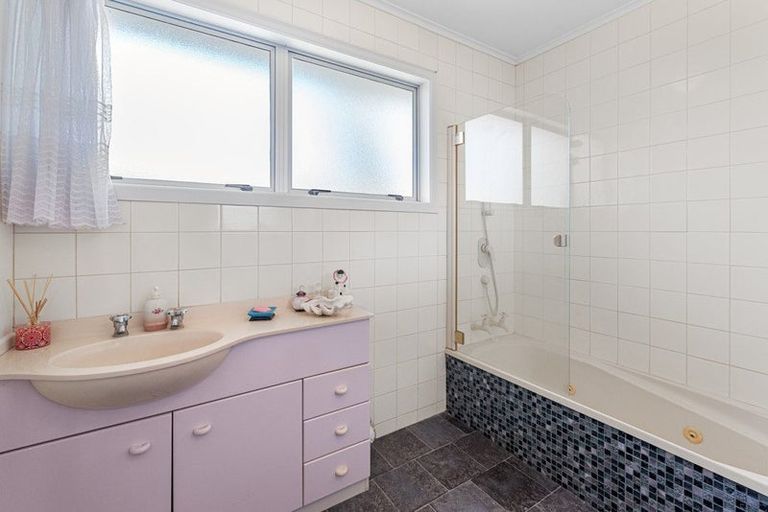 Photo of property in 98 Tiroroa Avenue, Te Atatu South, Auckland, 0610