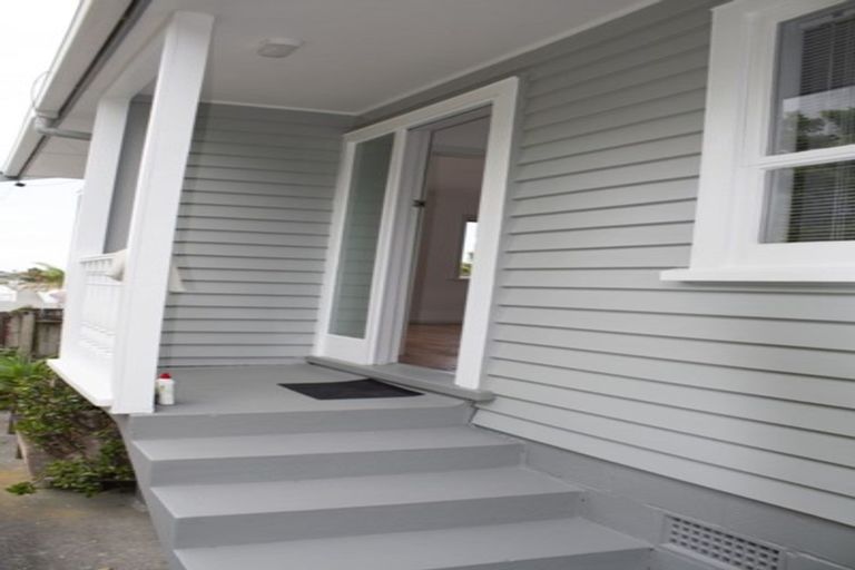 Photo of property in 17 Windy Ridge Road, Glenfield, Auckland, 0629