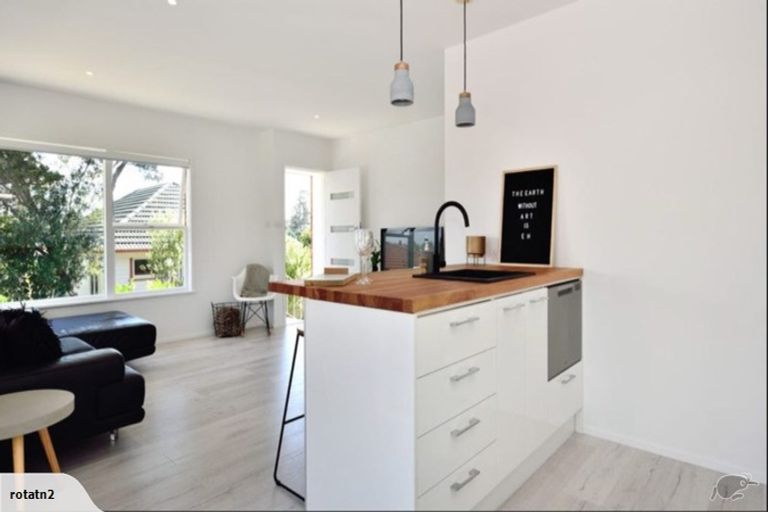 Photo of property in 2/40a Blakeborough Drive, Forrest Hill, Auckland, 0620