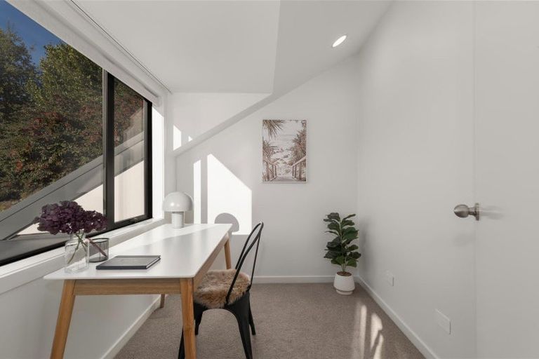 Photo of property in 8 Elizabeth Place, Kelvin Heights, Queenstown, 9300