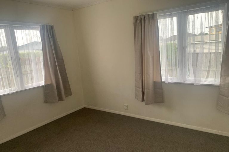 Photo of property in 68 Sutton Crescent, Papakura, 2110