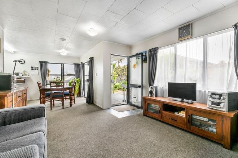 Photo of property in 2/23 Bernina Place, Weymouth, Auckland, 2103