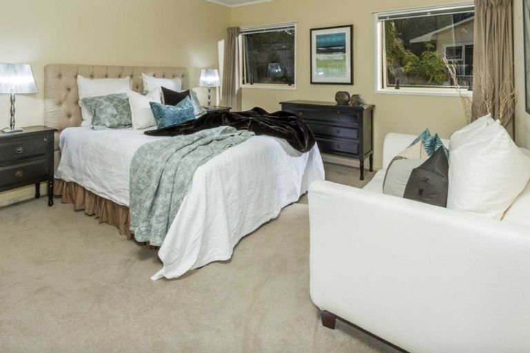 Photo of property in 58 Chivalry Road, Glenfield, Auckland, 0629