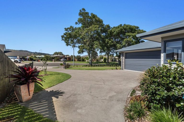 Photo of property in 21 Edgewater Grove, Whakatane, 3120