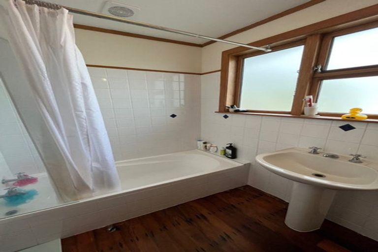 Photo of property in 7 Montgomery Avenue, Karori, Wellington, 6012