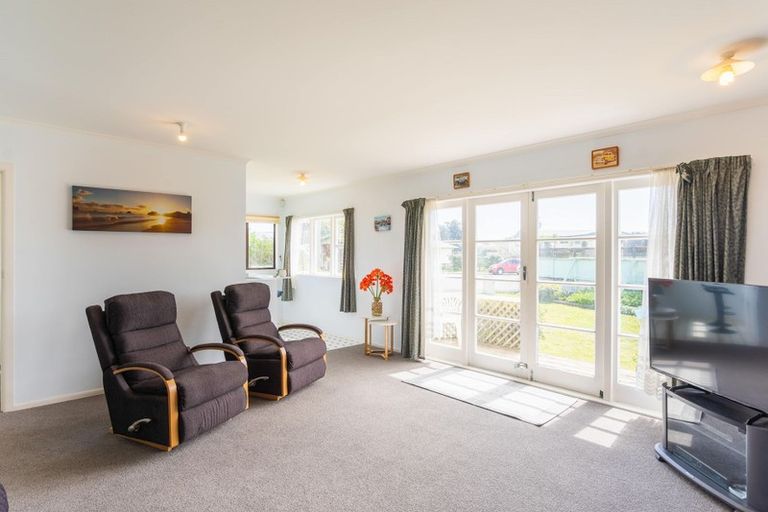 Photo of property in 11 Adrian Grove, Waikanae Beach, Waikanae, 5036