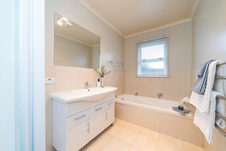 Photo of property in 4 Woodstock Place, Hokowhitu, Palmerston North, 4410