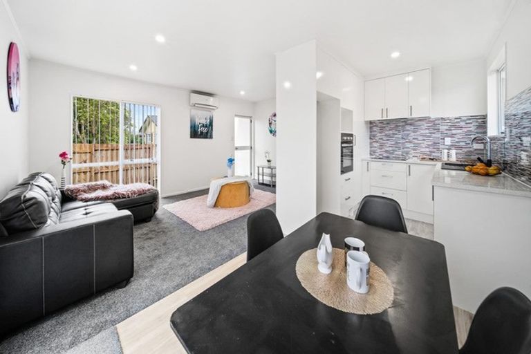 Photo of property in 1/3 Sparrow Place, Weymouth, Auckland, 2103