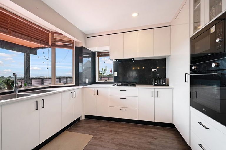 Photo of property in 10 San Fernando Way, Henderson, Auckland, 0612