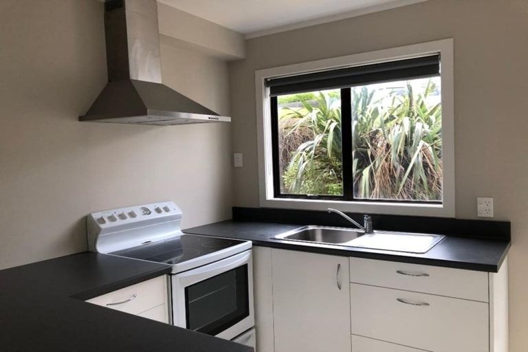 Photo of property in 33a Sunhaven Drive, Newlands, Wellington, 6037